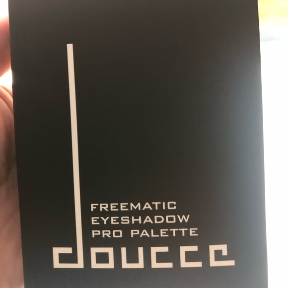 DOUCCE
Freematic Limited Holiday Edition Smokey Pro Palette - Picture 2 of 3